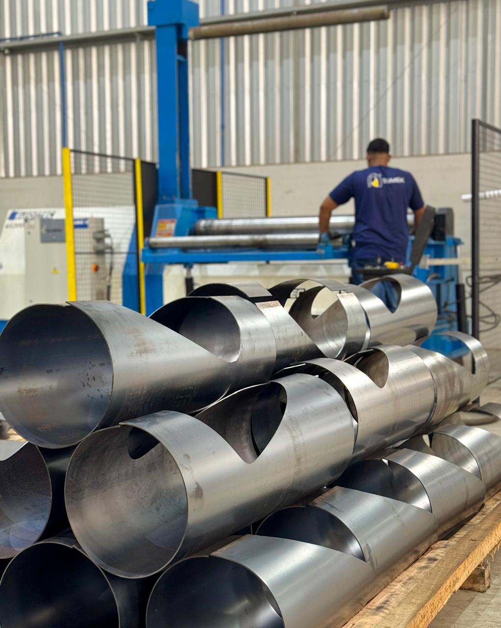 Na calandra, precisão e cuidado se encontram. Cada curva e cada peça refletem uma produção segura, eficiente e guiada pela qualidade.

 #peças #implementosagrícolas #armazenagemdegraos #peçasdereposição #peçasagricolas #peçasparaindustria #agro #precisão #eficiência #soluçõesindustriais #qualidade #sinop #calandra